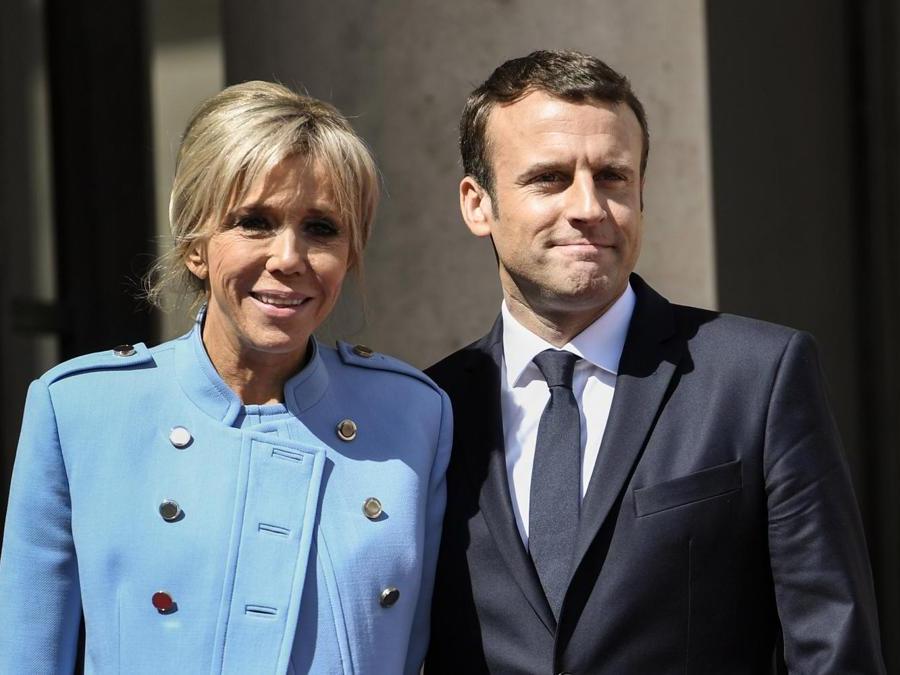 Il nuovo Presidente francese,  Emmanuel Macron, con sua moglie,  Brigitte Trogneux all’Eliseo, 14 maggio 2017.(AFP PHOTO / Stephane De Sakutin)