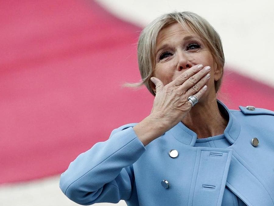 Brigitte Trogneux attende il marito, Emmanuel Macron, appena eletto  come nuovo Presidente francese,14 maggio 2017. (AFP PHOTO / Pool / Yoan Valat)