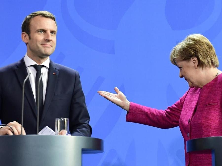 La cancelliera tedesca, Angela Merkel insieme al nuovo Presidente francese, Emmanuel Macron, durante una conferenza stampa  a Berlino, 15 maggio  2017. ( AFP PHOTO / Tobias Schwarz)