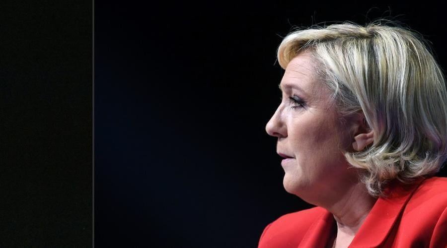 Una combo  del  28 aprile 2017, che mostra i due candidati alle elezioni presidenziali francesi: a destra il candidato del movimento En Marche, Emmanuel Macron e a sinistra la candidata del partito FN. ( AFP PHOTO / Eric Feferberg and Alain Jocard)