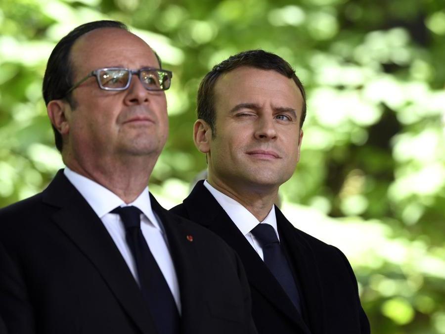 Una foto dell’allora  presidente   Francois Hollande e il futuro  presidente  Emmanuel Macron, 10 maggio 2017, ai Giardini di Lussemburgo a Parigi durante una manifestazione contro la schavitù. ( AFP PHOTO / Pool / Eric Feferberg)