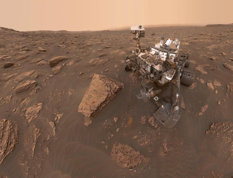 Questa immagine composita composta da una serie di foto del 15 giugno 2018 mostra un autoritratto del rover Curiosity Mars della NASA nel Gale Crater. (NASA/JPL-Caltech via AP)