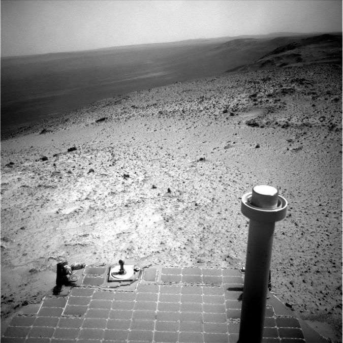 Questa immagine inviata dal rover Opportunity della NASA il 7 gennaio 2015 mostra una vista dall'alto di una collina marziana. (NASA via AP)