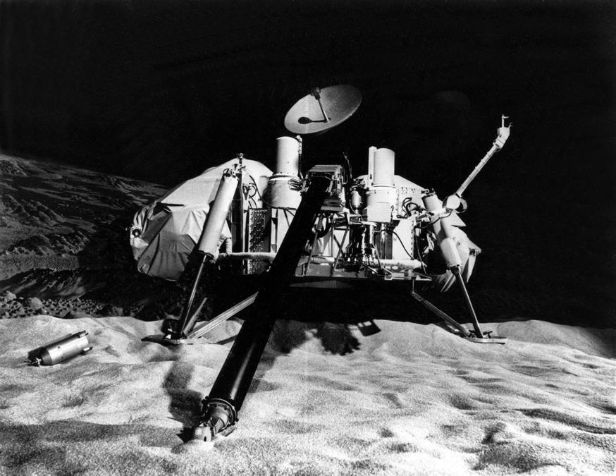 Questa foto non datata mostra il lander Viking della NASA in un laboratorio di simulazione di Marte. I due cilindri nella parte superiore del Lander sono telecamere di rilevamento, e sotto la fotocamera di destra è uno dei 3 motori a razzo utilizzati durante l'atterraggio morbido finale su Marte. Il Viking 1 è stato lanciato il 20 agosto 1975 ed è arrivato a Marte il 19 giugno 1976. (AP Photo)