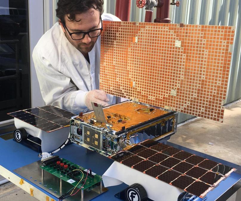 In questa foto non datata messa a disposizione dalla NASA nel marzo 2018, l'ingegnere Joel Steinkraus utilizza la luce solare per testare i pannelli solari su uno dei veicoli MarCode del progetto Mars Cube One presso il Jet Propulsion Laboratory della NASA a Pasadena, in California. (NASA/JPL-Caltech via AP)