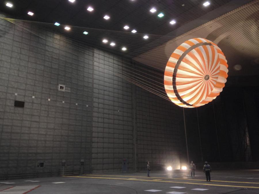 Il paracadute per la missione InSight su Marte è testato all'interno della più grande galleria del vento del NASA Ames Research Center a Mountain View, in California.(NASA/JPL-Caltech/Lockheed Martin via AP)