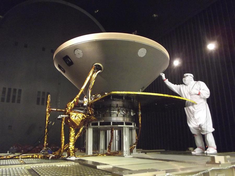 Un tecnico prepara la sonda InSight per il test del vuoto termico nella sua configurazione “crociera” per il suo volo su Marte, simulando le condizioni dello spazio esterno al Lockheed Martin Space Systems di Denver. (NASA/JPL-Caltech/Lockheed Martin via AP)