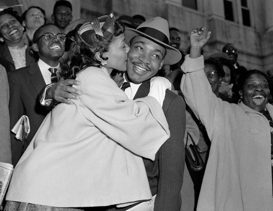 22 marzo 1956 - L’abbraccio alla moglie Coretta metre lascia il tibunale di Montgomery. King era stato accusato di cospirazione e boicottaggio dei mezzi pubblici della città (AP Photo/Gene Herrick, File)