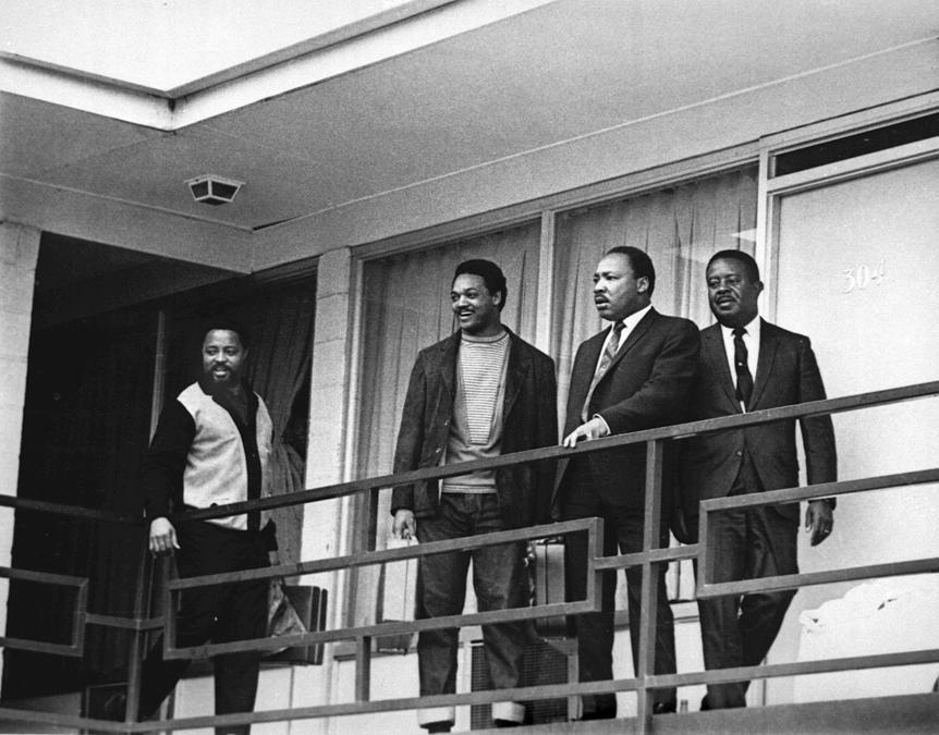 3 aprile 1968 - Sul balcone del Lorraine Motel di Memphis, il giorno prima dell’assassinio (AP Photo/Charles Kelly, File)