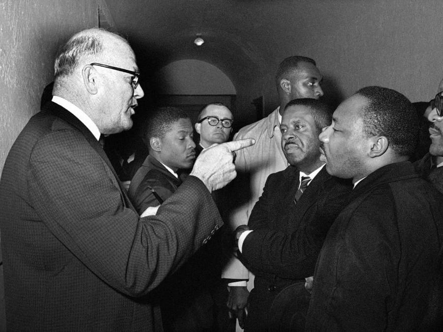 1 marzo 1965 - Martin Luther King al tribunale di Hayneyville, Alabama, per informarsi sulle procedure di registrazione degli elettori. Il cancelliere Carl Golson agita il dito davanti a King intimandogli che “non sono affari suoi” (AP Photo/Horace Cort, File)