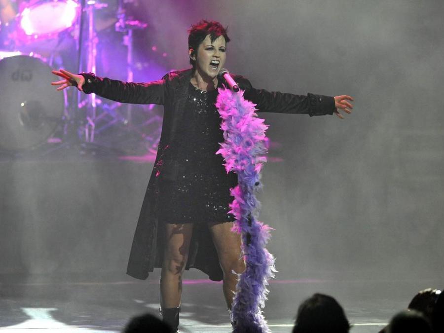 Dolores O'Riordan, cantante del gruppo rock irlandese The Cranberries, si esibisce sul palco del Forum Imperial di Acapulco, Messico, 2 Ottobre 2010. (Ansa)