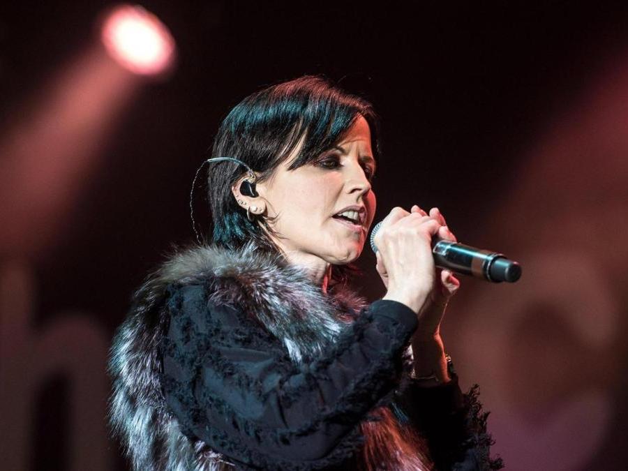 La cantante e leader di The Cranberries Dolores O'Riordan si esibisce in concerto a Wroclaw, in Polonia, il 1 ° maggio 2017. (Ansa)