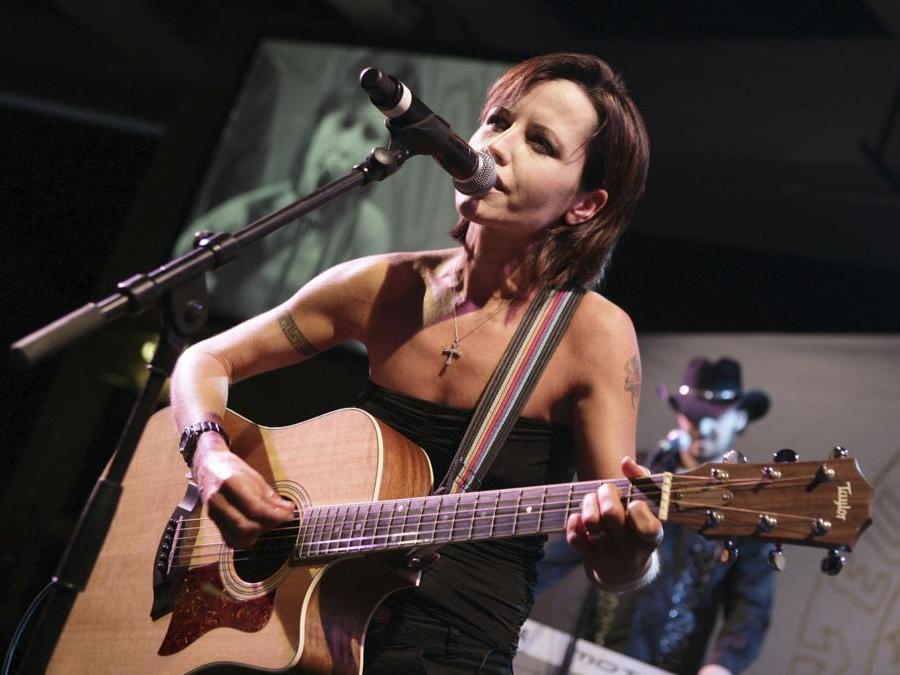 Dolores O'Riordan si esibisce durante gli European Border Breakers awards (EBBA), a Cannes, 27 gennaio 2008. (Ap)