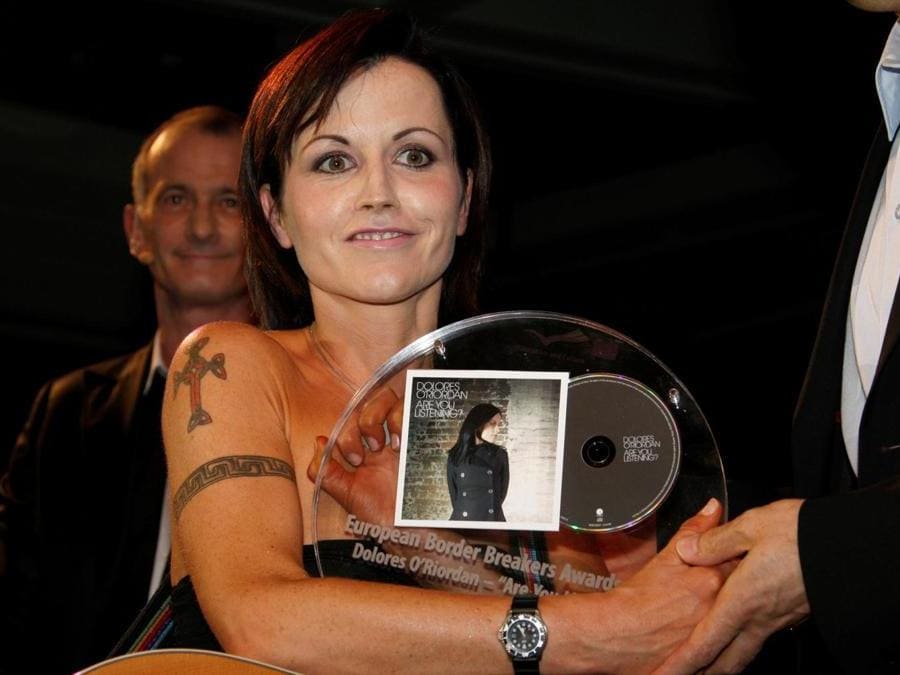 La cantante irlandese Dolores O'Riordan posa con il  premio vinto agli  European Border Breakers Awards 2008 durante il MIDEM a Cannes, il 27 gennaio 2008. (Reuters)