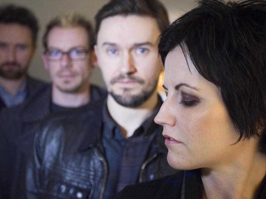 I membri del gruppo rock irlandese The Cranberries, la cantante Dolores O'Riordan (destra), il bassista Mike Hogan (secondo da destra), il batterista Fergal Lawler (secondo da sinistra) e il chitarrista Noel Hogan (sinistra);  18 gennaio 2012 a Parigi. (Afp)