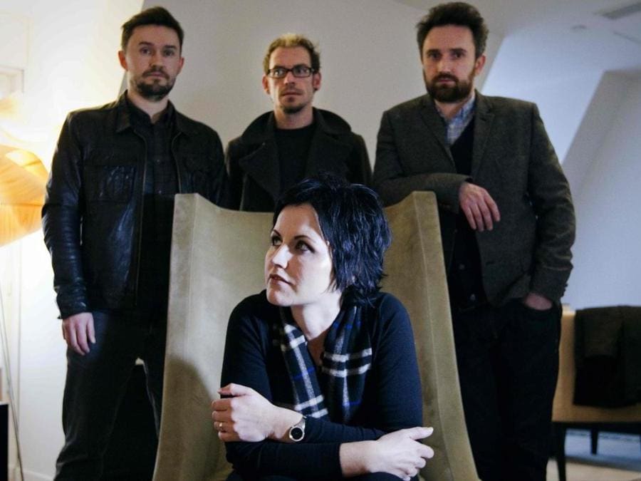 I membri del gruppo rock irlandese The Cranberries, la cantante Dolores O'Riordan (seduta), il bassista Mike Hogan (sinistra), il batterista Fergal Lawler (centro) e il chitarrista Noel Hogan (destra);  18 gennaio 2012 a Parigi. (Afp)