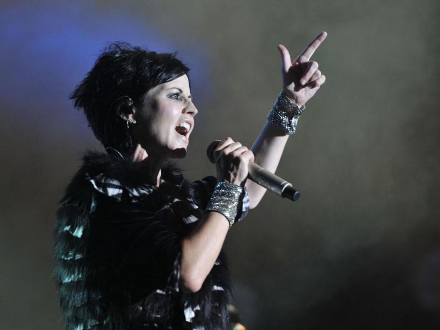 La cantante irlandese Dolores O'Riordan della band irlandese The Cranberries si esibisce sul palco durante la 23a edizione del Cognac Blues Passion festival a Cognac il 7 luglio 2016. (Afp)
