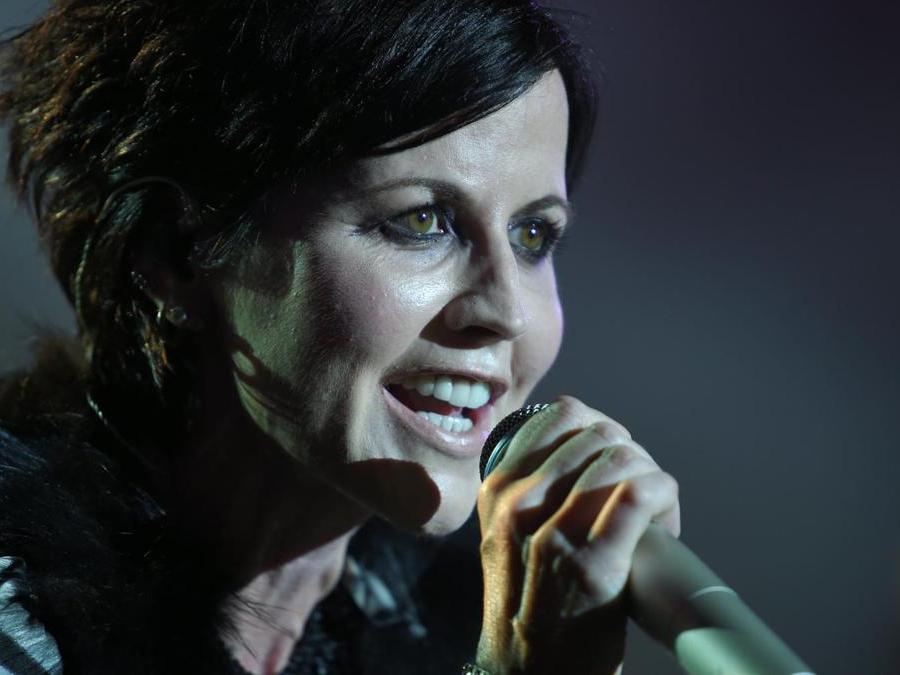 La cantante irlandese Dolores O'Riordan della band irlandese The Cranberries si esibisce sul palco durante la 23a edizione del Cognac Blues Passion festival a Cognac il 7 luglio 2016. (Afp)