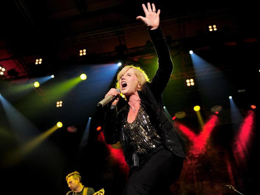 La cantante Dolores O'Riordan del gruppo rock irlandese “The Cranberries” che si esibisce al Sant Jordi Club di Barcellona il 4 ottobre 2012. (Afp)
