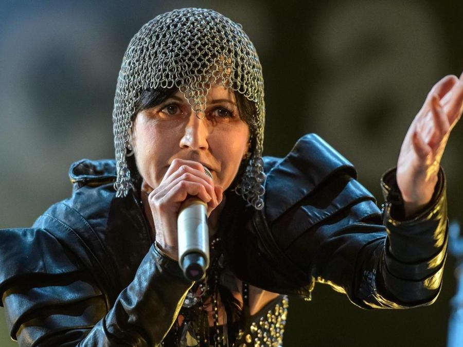 La cantante Dolores O'Riordan del gruppo irlandese The Cranberries si esibisce sul palco durante il concerto a Lublino, in Polonia, il 3 giugno 2016. (Ansa)