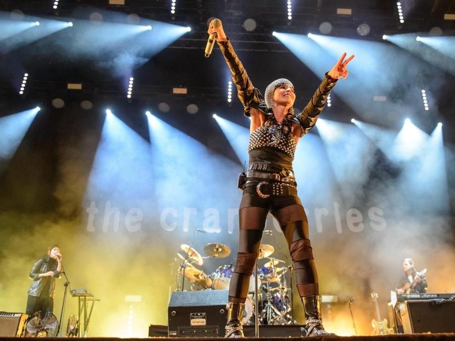 La cantante Dolores O'Riordan del gruppo irlandese The Cranberries si esibisce sul palco durante il concerto a Lublino, in Polonia, il 3 giugno 2016. (Ansa)