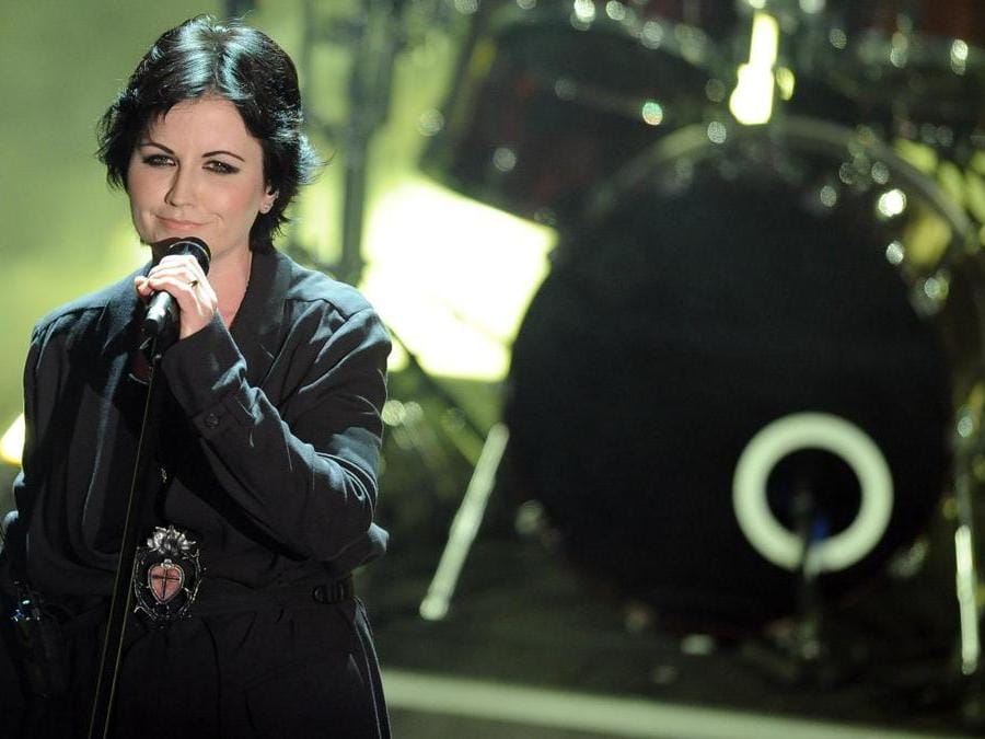 La cantante dei Cranberries, Dolores O'Riordan, sul palco del teatro Ariston durante la serata finale del festival di Sanremo, in una immagine del 18 febbraio 2012. (Ansa)