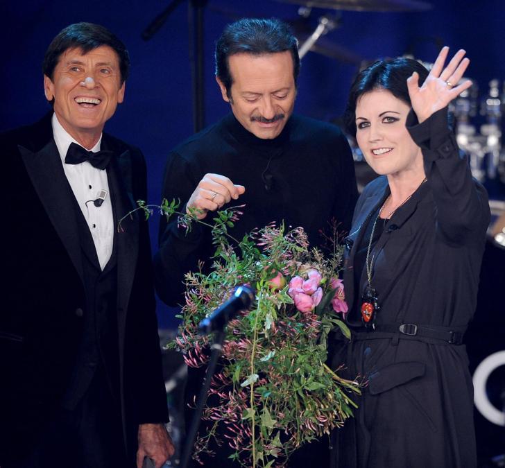 Gianni Morandi con la cantante dei Cranberries, Dolores O'Riordan, e Rocco Papaleo sul palco del teatro Ariston durante la serata finale del festival di Sanremo, 18 febbraio 2012. (Ansa)