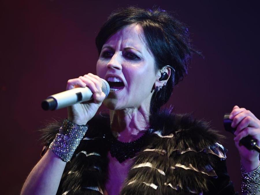 La cantante irlandese Dolores O'Riordan della band irlandese The Cranberries  si esibisce sul palco durante la 23a edizione del Cognac Blues Passion festival a Cognac il 7 luglio 2016. (Afp)
