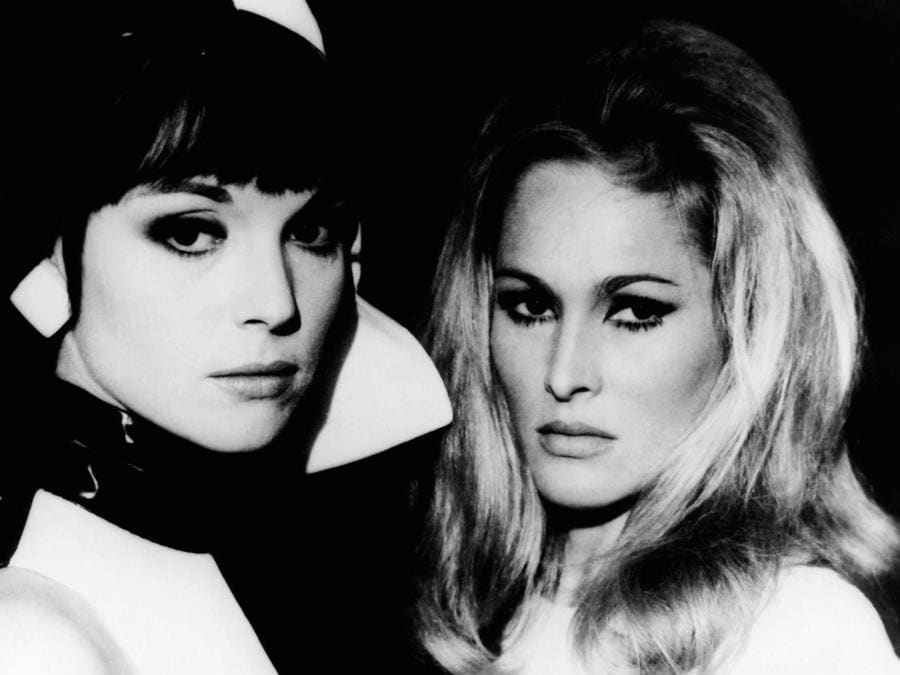 La decima vittima con Elsa Martinelli e Ursula Andress, 1965. (Contrasto)
