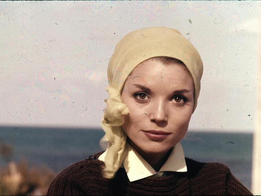 Elsa Martinelli al mare, in un'immagine degli anni sessanta. (ANSA)