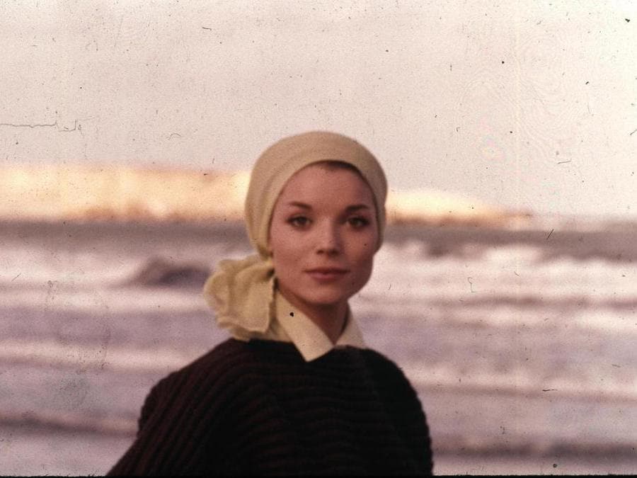 Elsa Martinelli al mare, in un'immagine degli anni sessanta. (ANSA)