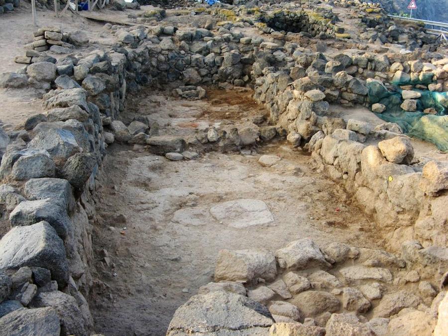 Lo scavo di Mursia Pantelleria, in una foto diffusa il 26 gennaio 2019. Ripartono nell'Isola, dopo dieci anni, gli scavi archeologici e i loro restauri. La Regione Siciliana ha finanziato, infatti, otto cantieri nelle province di Palermo, Catania, Agrigento, Trapani, Enna, Ragusa e Messina, per un totale di 500mila euro. Tutti i lavori - scavi, consolidamento, messa in sicurezza, restauro e creazione di percorsi di visita - prenderanno il via tra qualche settimana, quando le condizioni meteorologiche consentiranno l'avvio delle operazioni. Le attività riguarderanno, soprattutto, quelle zone della Sicilia che fino a ora hanno ricevuto meno attenzioni, sia in termini di finanziamento per la ricerca, sia per l'inclusione nei grandi circuiti. ANSA/ UFFICIO STAMPA REGIONE SICILIA