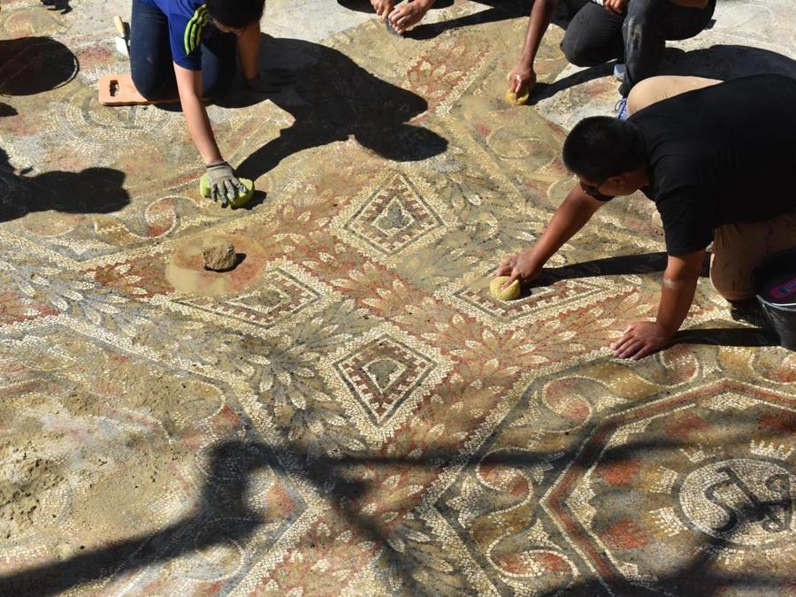Il sito di villa romana di Gerace durante la pulizia dei mosaici, in una foto diffusa il 26 gennaio 2019. Ripartono nell'Isola, dopo dieci anni, gli scavi archeologici e i loro restauri. La Regione Siciliana ha finanziato, infatti, otto cantieri nelle province di Palermo, Catania, Agrigento, Trapani, Enna, Ragusa e Messina, per un totale di 500mila euro. Tutti i lavori - scavi, consolidamento, messa in sicurezza, restauro e creazione di percorsi di visita - prenderanno il via tra qualche settimana, quando le condizioni meteorologiche consentiranno l'avvio delle operazioni. Le attività riguarderanno, soprattutto, quelle zone della Sicilia che fino a ora hanno ricevuto meno attenzioni, sia in termini di finanziamento per la ricerca, sia per l'inclusione nei grandi circuiti. ANSA/ UFFICIO STAMPA REGIONE SICILIA