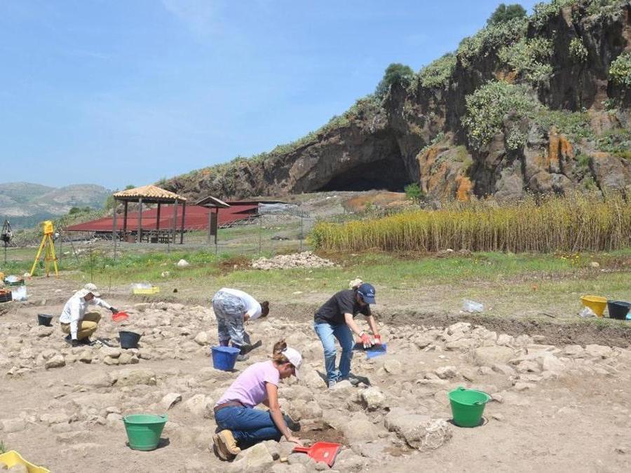 Uno scavo archeologico, in una foto diffusa il 26 gennaio 2019. Ripartono nell'Isola, dopo dieci anni, gli scavi archeologici e i loro restauri. La Regione Siciliana ha finanziato, infatti, otto cantieri nelle province di Palermo, Catania, Agrigento, Trapani, Enna, Ragusa e Messina, per un totale di 500mila euro. Tutti i lavori - scavi, consolidamento, messa in sicurezza, restauro e creazione di percorsi di visita - prenderanno il via tra qualche settimana, quando le condizioni meteorologiche consentiranno l'avvio delle operazioni. Le attività riguarderanno, soprattutto, quelle zone della Sicilia che fino a ora hanno ricevuto meno attenzioni, sia in termini di finanziamento per la ricerca, sia per l'inclusione nei grandi circuiti. ANSA/ UFFICIO STAMPA REGIONE SICILIA