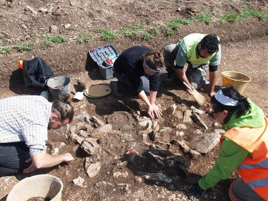 Uno scavo archeologico, in una foto diffusa il 26 gennaio 2019. Ripartono nell'Isola, dopo dieci anni, gli scavi archeologici e i loro restauri. La Regione Siciliana ha finanziato, infatti, otto cantieri nelle province di Palermo, Catania, Agrigento, Trapani, Enna, Ragusa e Messina, per un totale di 500mila euro. Tutti i lavori - scavi, consolidamento, messa in sicurezza, restauro e creazione di percorsi di visita - prenderanno il via tra qualche settimana, quando le condizioni meteorologiche consentiranno l'avvio delle operazioni. Le attività riguarderanno, soprattutto, quelle zone della Sicilia che fino a ora hanno ricevuto meno attenzioni, sia in termini di finanziamento per la ricerca, sia per l'inclusione nei grandi circuiti. ANSA/ UFFICIO STAMPA REGIONE SICILIA