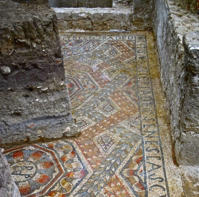 Mosaici di Gerace, in una foto diffusa il 26 gennaio 2019. Ripartono nell'Isola, dopo dieci anni, gli scavi archeologici e i loro restauri. La Regione Siciliana ha finanziato, infatti, otto cantieri nelle province di Palermo, Catania, Agrigento, Trapani, Enna, Ragusa e Messina, per un totale di 500mila euro. Tutti i lavori - scavi, consolidamento, messa in sicurezza, restauro e creazione di percorsi di visita - prenderanno il via tra qualche settimana, quando le condizioni meteorologiche consentiranno l'avvio delle operazioni. Le attività riguarderanno, soprattutto, quelle zone della Sicilia che fino a ora hanno ricevuto meno attenzioni, sia in termini di finanziamento per la ricerca, sia per l'inclusione nei grandi circuiti. ANSA/ UFFICIO STAMPA REGIONE SICILIA