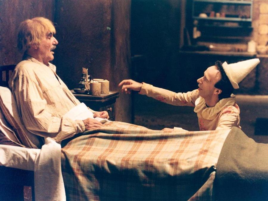 Carlo Giuffré nel ruolo di Geppetto e Roberto Benigni, nel film “ Pinocchio”. (ANSA)