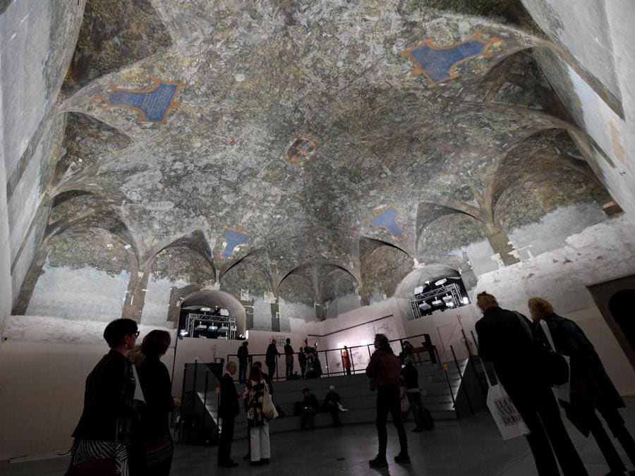 I visitatori ammirano il soffitto della Sala delle Asse di Leonardo da Vinci. La stanza deve il suo nome al rivestimento in legno che è stato utilizzato al tempo degli Sforza per rendere più confortevole la temperatura e l'atmosfera delle camere. Anticamente dipinto con motivi araldici per Galeazzo Sforza, sotto Ludovico il Moro, nel 1498, fu trasformato dalla famosa decorazione di Leonardo. ANSA/DANIEL DAL ZENNARO