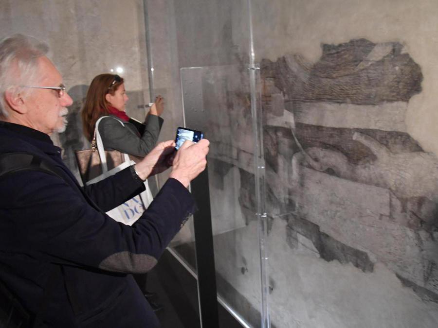 I visitatori ammirano la decorazione monocroma attribuita a Leonardo da Vinci, nella Sala delle Asse del Castello Sforzesco di Milano. ANSA/DANIEL DAL ZENNARO