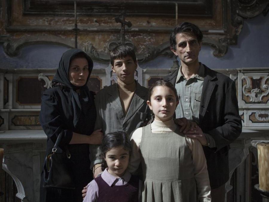 La famiglia Peluso: in alto da sinistra Zinno (Giuseppina), Catena (Antonio bambino) e Canonico (Alfredo), in basso da sinistra Bevilacqua (altra figlia) e Bellamoli (Carmela bambina)