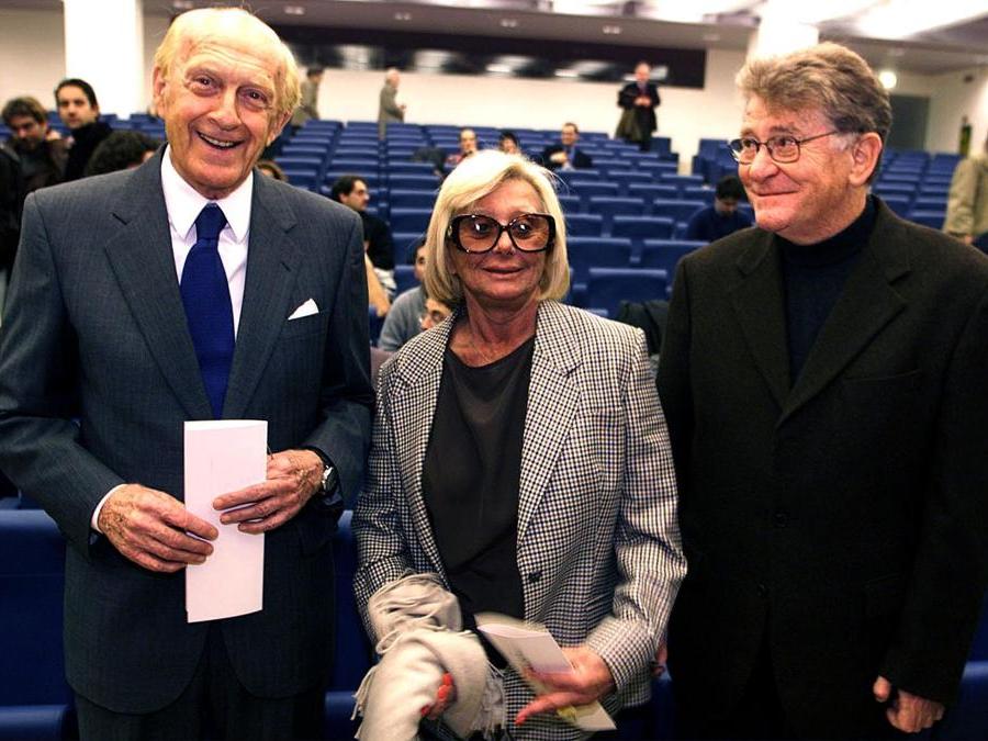 2001, Milano, con  Raimondo Vianello e  Sandra Mondaini alla cerimonia di consegna del premio «Il campione» (Ansa)