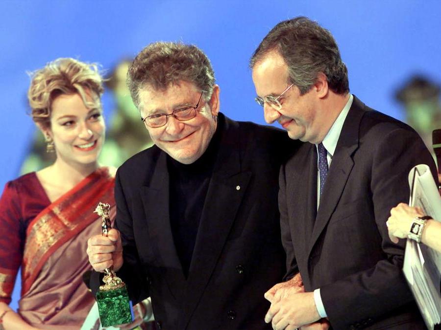 2002, Roma,  David di Donatello come miglior regista per il film «Il mestiere delle armi», con il sindaco  Walter Veltroni (Ansa)