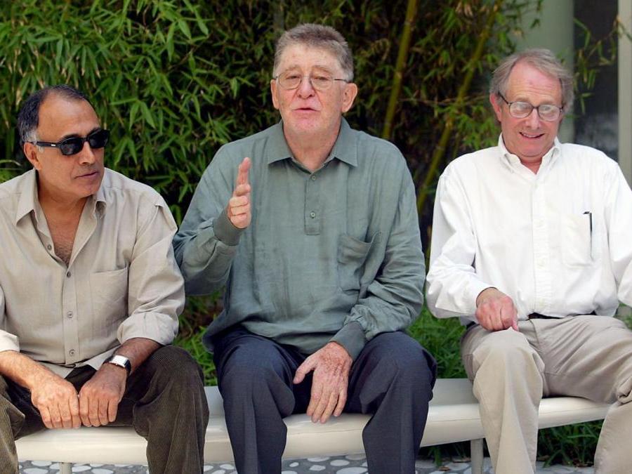 2004, Roma, con  Abbas Kiarostami (sx) e Ken Loach alla presentazione del film «Ticket» (Ansa)