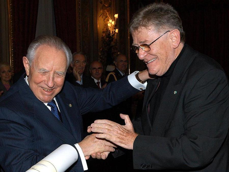 2004, Roma, al conferimento, da parte del presidente della Repubblica Carlo Azeglio Ciampi, del  Diploma con Medaglia d'Oro (Ansa)