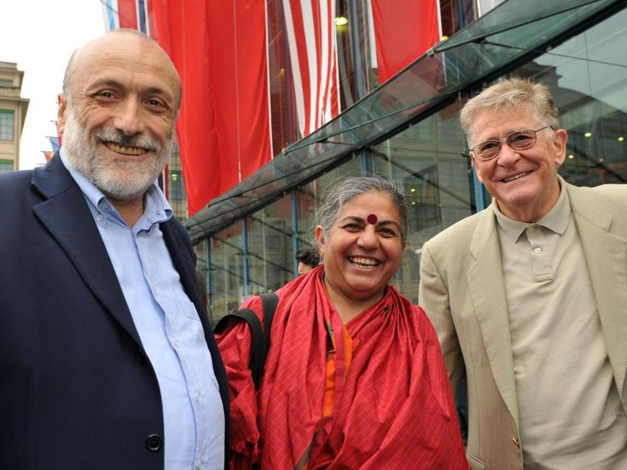 20090, Torino, con Vandana Shiva e Carlo Petrini  alla Fiera internazionale del libro (Ansa)