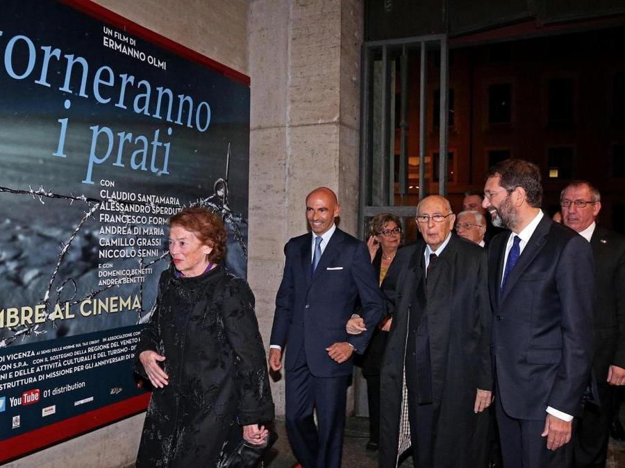 2014, Roma, il presidente della Repubblica Giorgio Napolitano con la moglie Clio e il figlio Giulio, accompagnati dal sindaco di Roma Ignazio Marino, all'anteprima del film «Torneranno i prati» (Ansa)