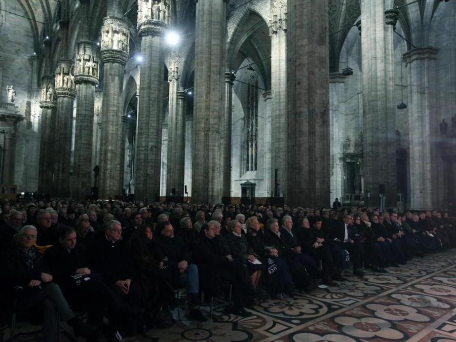 2017, autorità ed invitati in attesa della proiezione nel Duomo di Milano dell’anteprima di «Vedete, sono uno di voi» (Ansa)