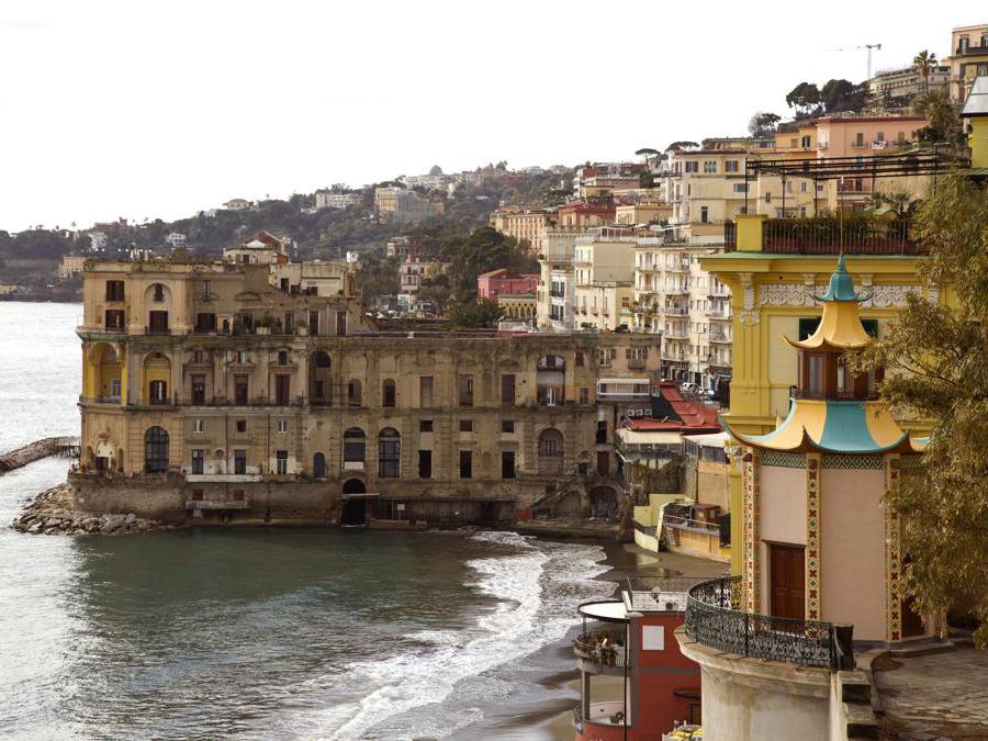 Napoli, Pagoda di Villa Doria D'Angri in primo piano. Dietro, Palazzo Donn'Anna - Foto StudioF64 © FAI - Fondo Ambiente Italiano