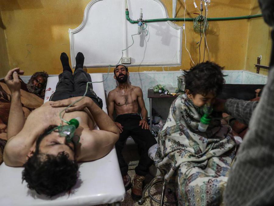 Le persone colpite ricevono cure dopo un attacco di gas sul villaggio di al-Shifunieh, nella Ghouta orientale, in Siria, il 25 febbraio 2018 (Epa/Mohammed Badra)