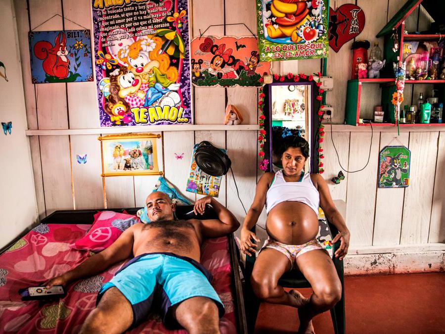 La foto nominata per la World Press Photo of the Year al World Press photo contest mostra: Yorladis  incinta per la sesta volta, dopo che altre cinque gravidanze sono state interrotte (Reuters/Handout) 